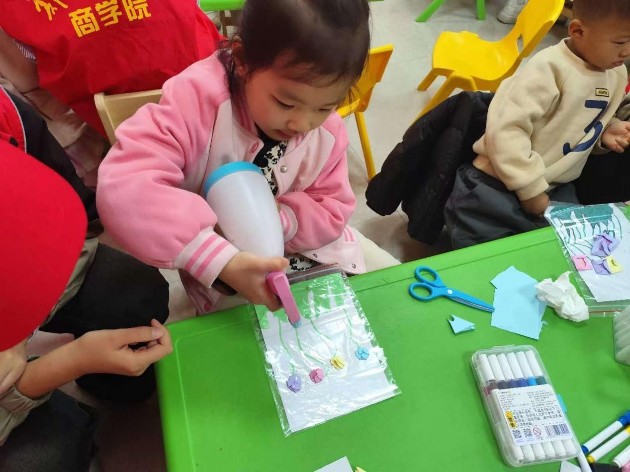 神奇！郑州这群孩子竟让花朵在水中瞬间绽放  第2张