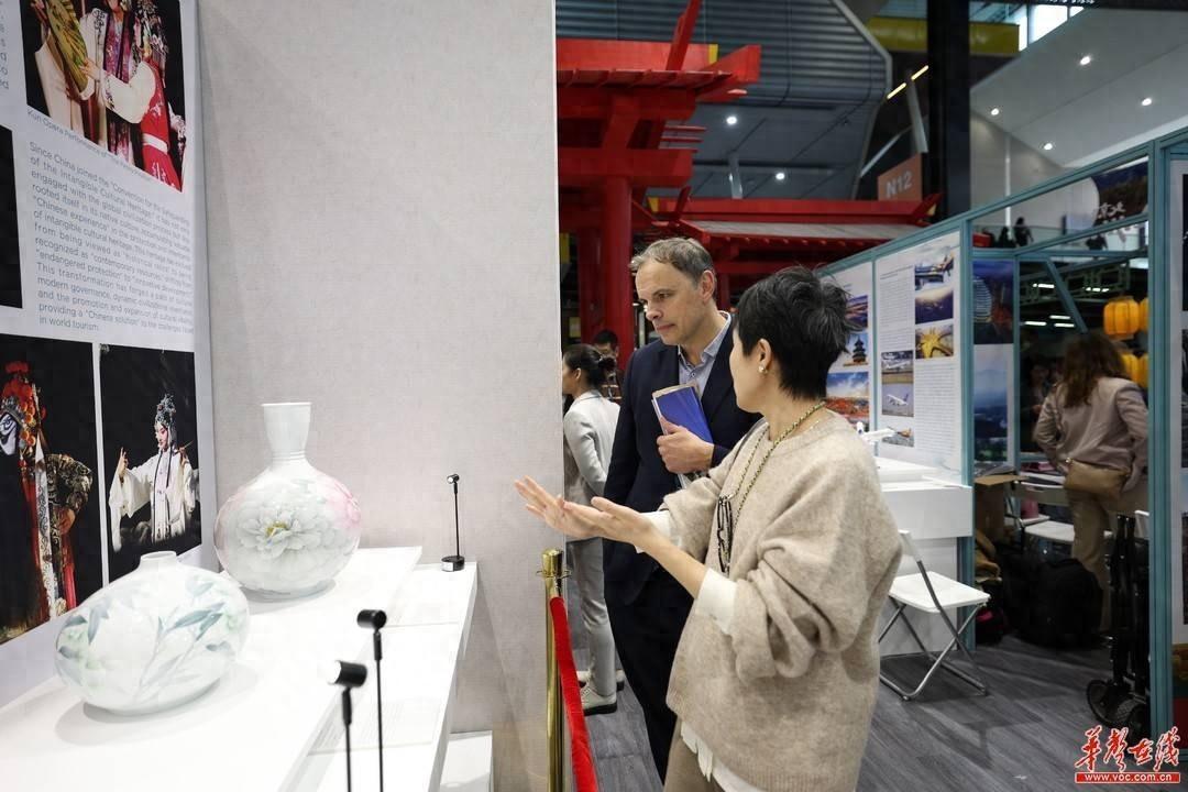 醴陵釉下五彩瓷惊艳伦敦世界旅游交易会，圈粉无数海外游客