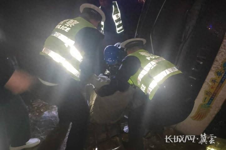 突发！邯郸涉县一货车侧翻，4 人被困，交警紧急救援