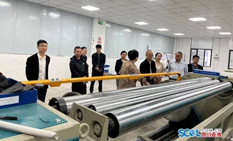 宜宾营商环境持续优化，20 位观察员成重要抓手，办事简化太方便  第1张
