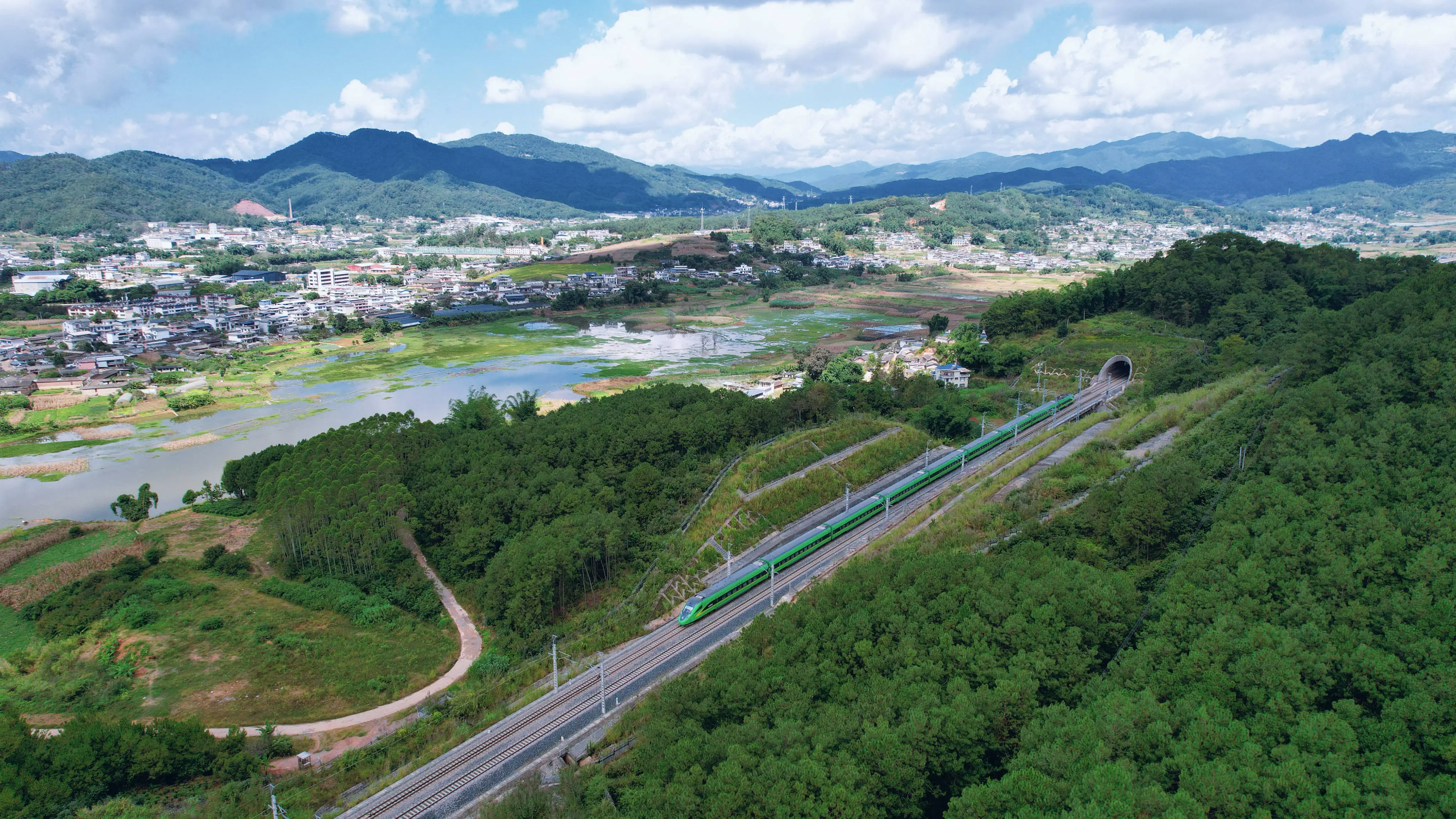 云南铁路 1 月至 10 月累计发送旅客超 9041.6 万人次，你贡献了多少？  第1张