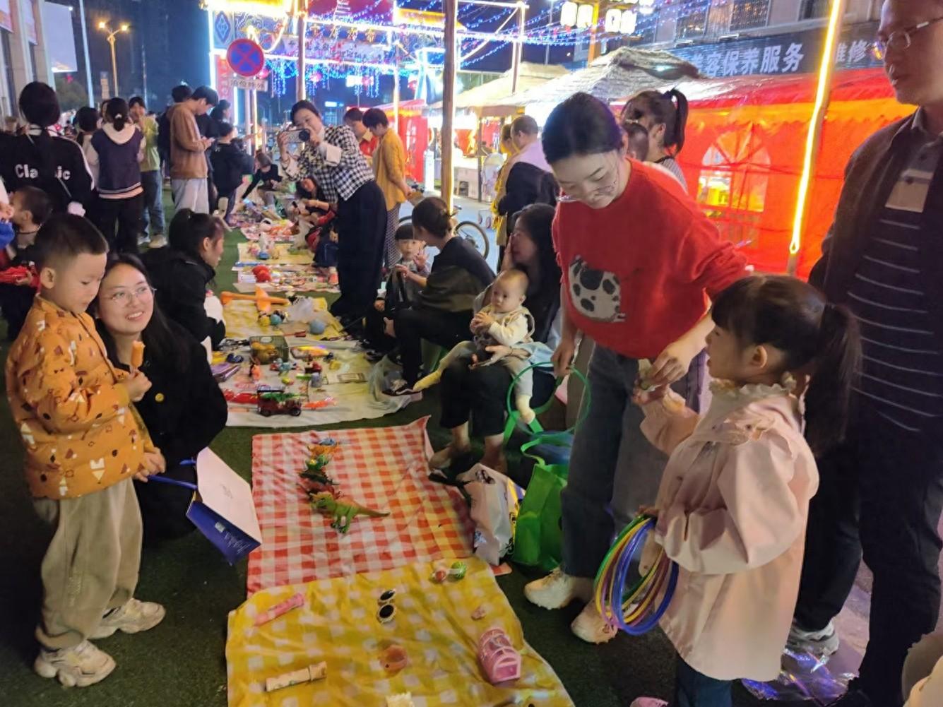 邵阳淘淘夜市首次开市，萌娃变身小老板，快来体验  第1张