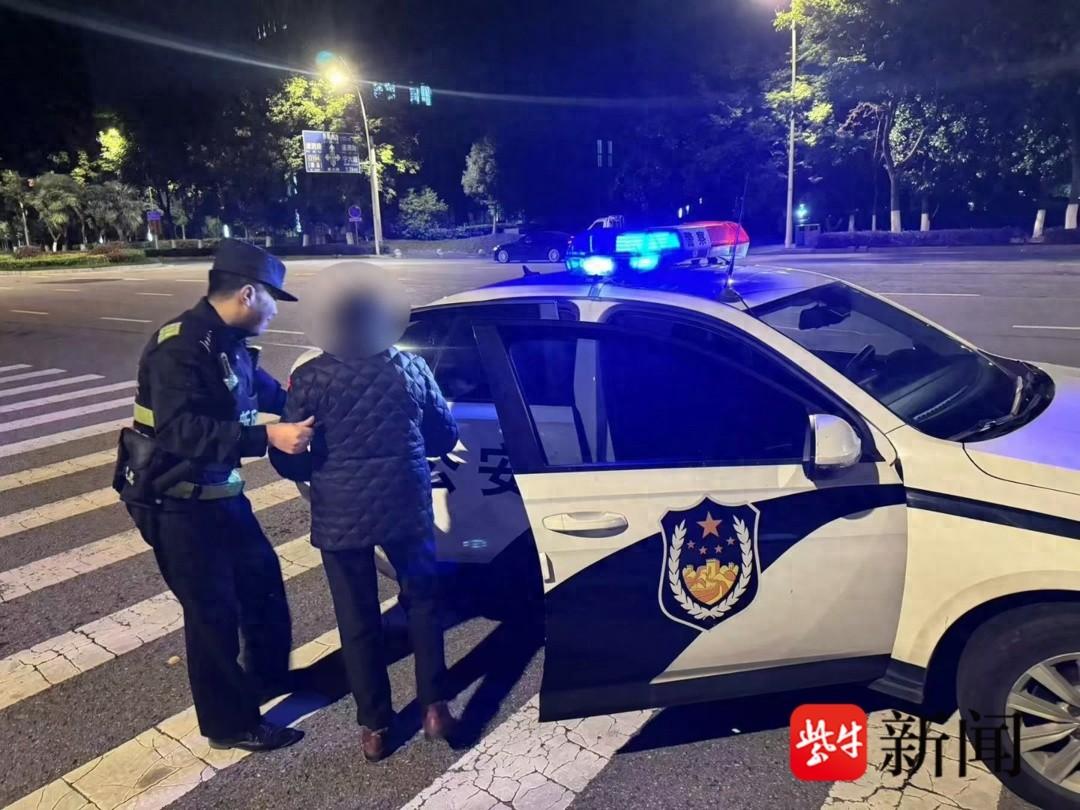南京警方助市民找回走失外婆，家属送锦旗致谢  第1张