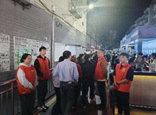 怀化民建每天组织 40 余名志愿者，助力网红女发型师，展现担当