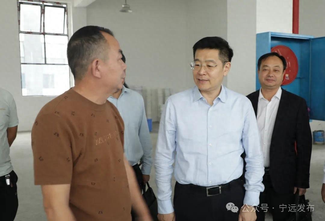 县委书记深入工业园区调研，文创礼品产业园将成县域经济新增长点  第1张