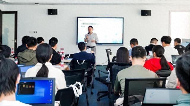 昇腾 CANN 技术行落地长沙，80 余人齐聚探索大模型原生应用创新  第1张