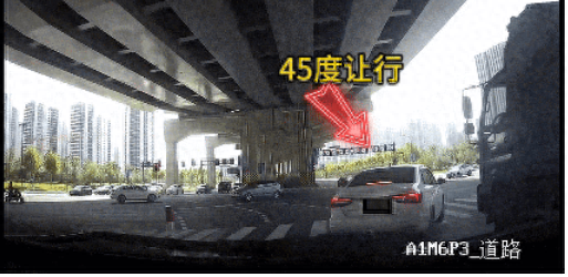 杭州街头现神同步！私家车 45 度让行救护车，为生命让道  第1张