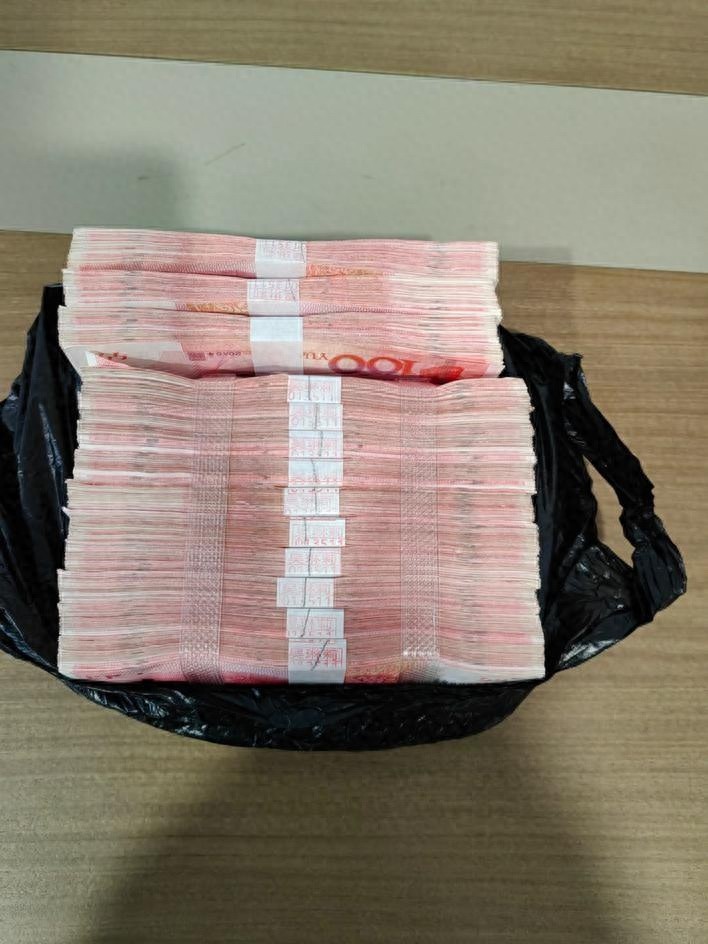 夜幕下的惊险擦肩：56万元险些被骗，警方神速拦截  第1张