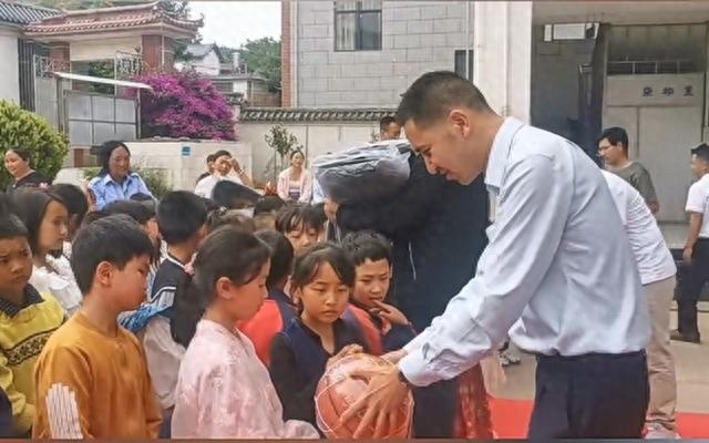 大山里的梦想起航：翠屏小学孩子们收到珍贵礼物，感动无数人