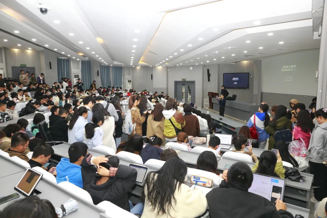 揭秘武汉大学最抢手课程：恋爱心理学如何火爆出圈，学生抢课如抢购限量版  第4张