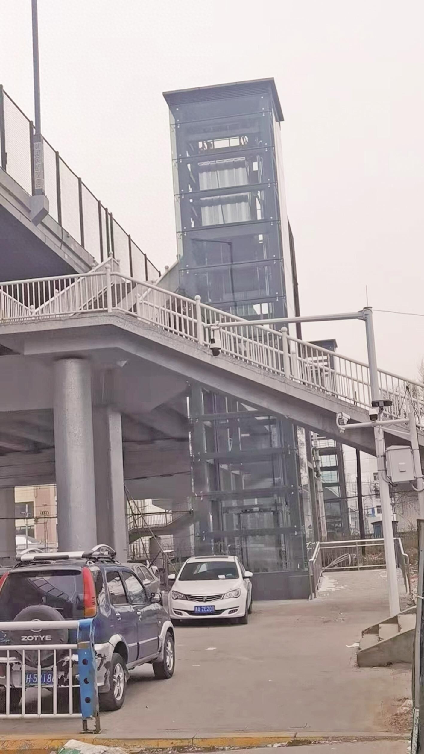 湟水路人行天桥加装电梯，居民送锦旗感谢：出行方便了，生活更轻松