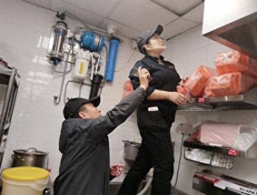 商铺漏水危机！12345热线紧急救援，看丹街道如何化解经营难题？  第1张