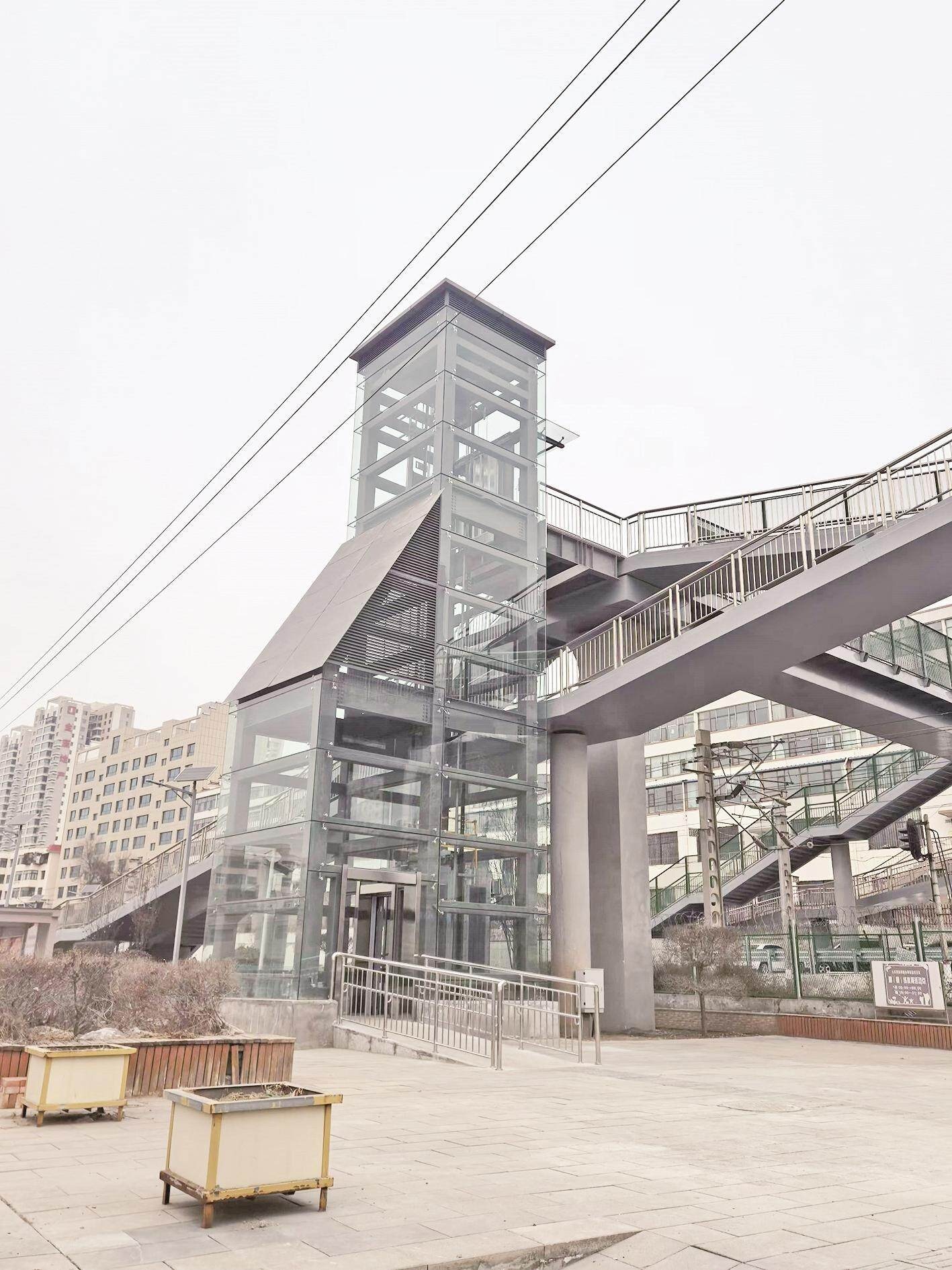 西宁市人行天桥加装电梯，居民送锦旗感谢：出行更方便了  第2张