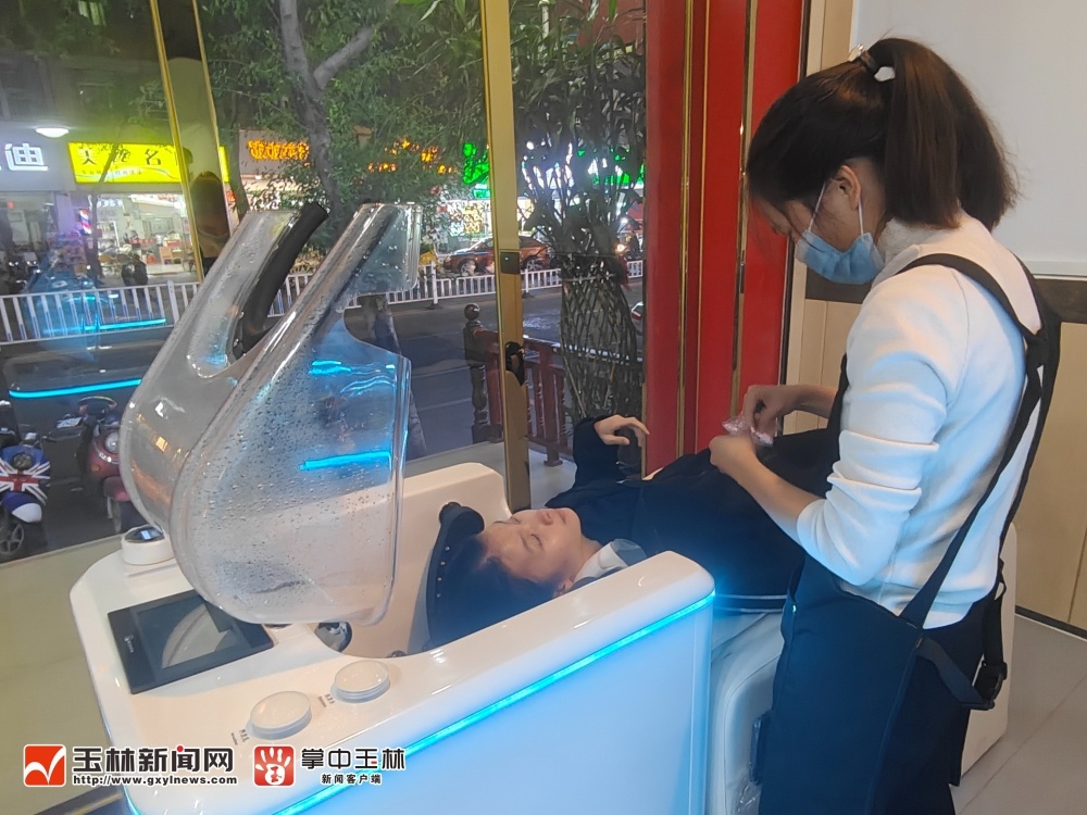 AI智能洗头机来袭！躺着就能享受草本汉方护理，你敢来体验吗？  第2张