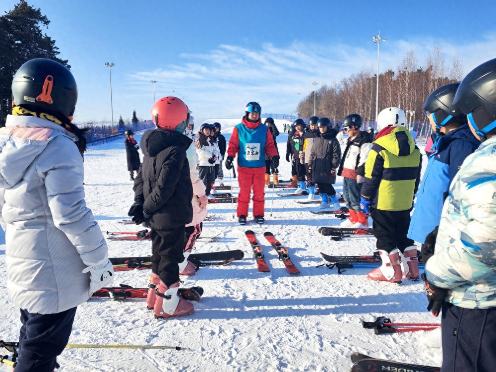 600名学生雪场学滑雪，教练亲自指导，第一次体验就爱上这项运动