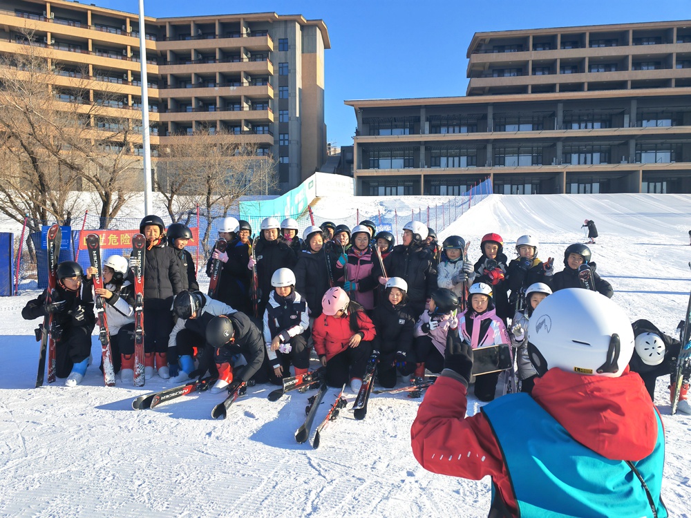 600名学生雪场学滑雪，教练亲自指导，第一次体验就爱上这项运动  第5张