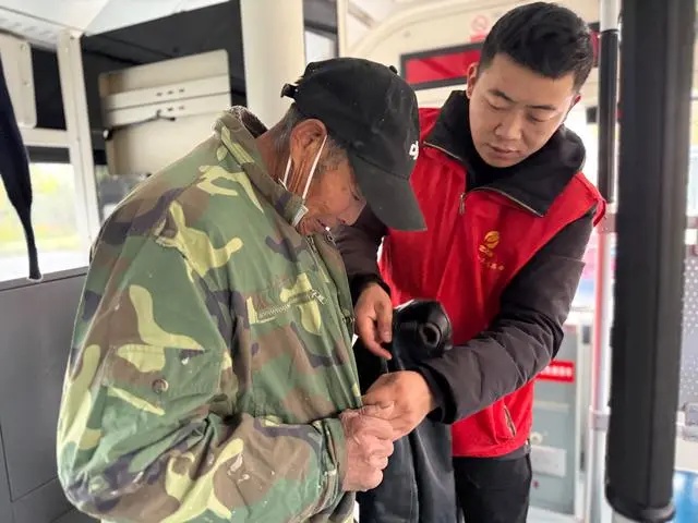 郑州公交变身流动爱心衣橱，六年如一日为市民送去冬日温暖  第3张