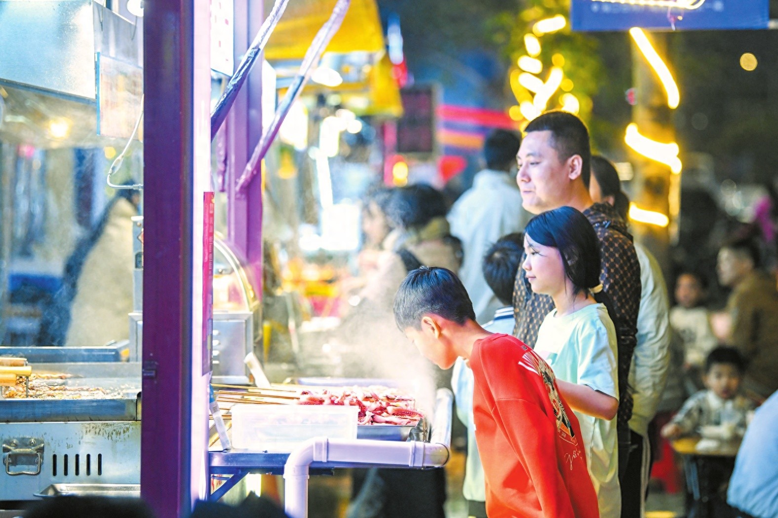 陵水风情街开街！260米长街汇聚45家美食，黎族特色炸昆虫、陵水酸粉等你来尝  第1张
