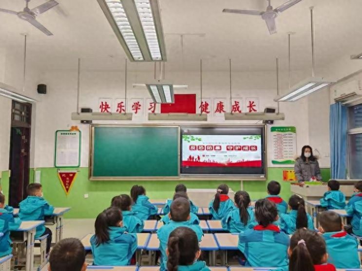 惊险！西安小学反恐演练现场直击，保安如何智擒暴徒？