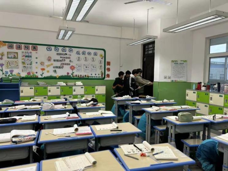 惊险！西安小学反恐演练现场直击，保安如何智擒暴徒？  第5张