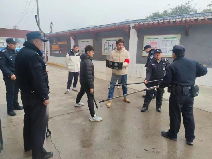 惊险！西安小学反恐演练现场直击，保安如何智擒暴徒？  第8张