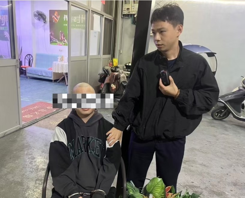 从茂密黑发到光头反光，男子为逃避打击竟自作聪明剃光头  第2张