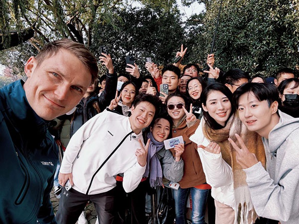 震撼！安赛龙亲临西湖，2024羽毛球总决赛奖杯竟藏如此玄机  第4张