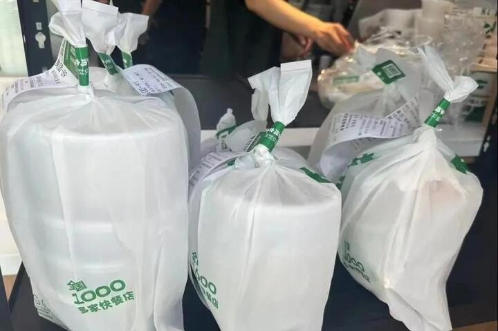 外卖封签缺失，食品安全隐患大！南京这家店被当场处罚，你点的外卖安全吗？  第2张