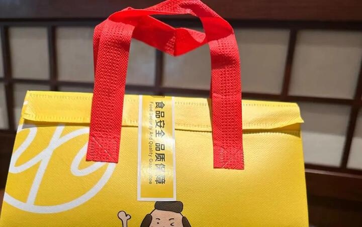 外卖封签缺失，食品安全隐患大！南京这家店被当场处罚，你点的外卖安全吗？  第3张