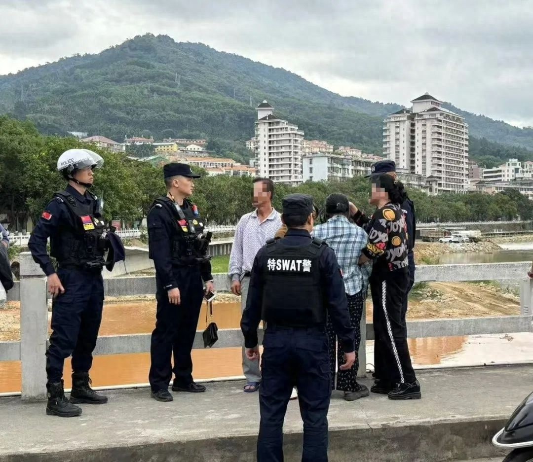 生死瞬间！五指山特警与时间赛跑，成功救下欲跳河女孩  第1张