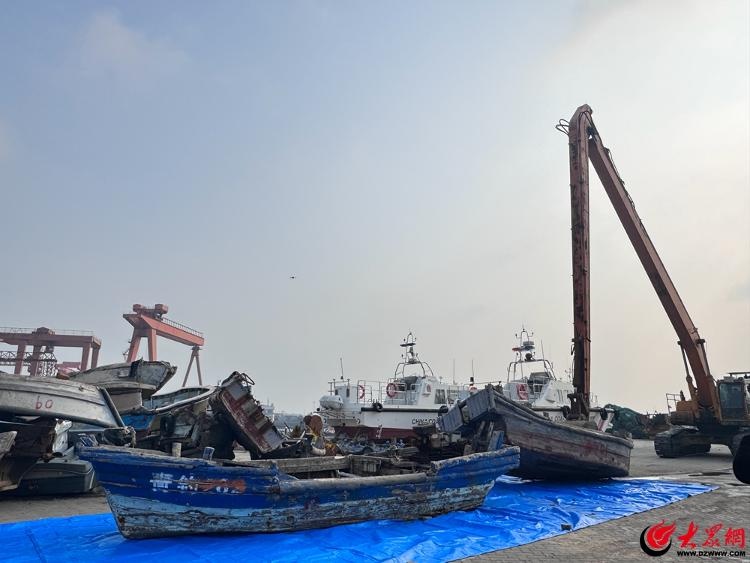 震撼！192艘涉渔三无船舶在青岛西海岸被集中拆解，背后真相令人  第3张