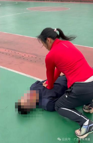 惊险！柳州晨练男子突发意外，红衣护士2分钟奇迹救援，生死瞬间曝光