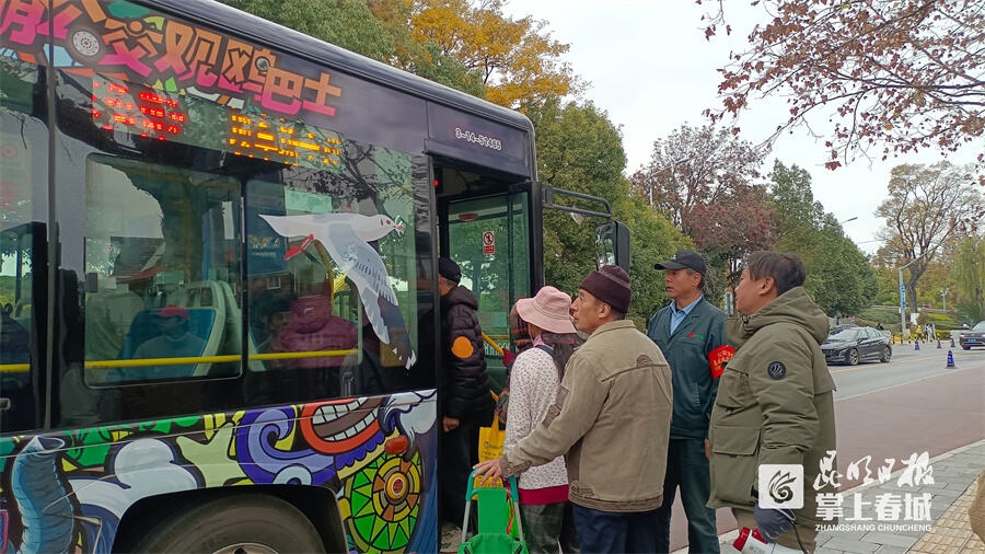 5℃寒风中，这位公交司机的暖心举动，让无数游客感动落泪  第2张