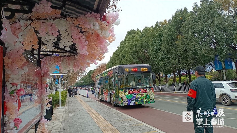 5℃寒风中，这位公交司机的暖心举动，让无数游客感动落泪  第1张