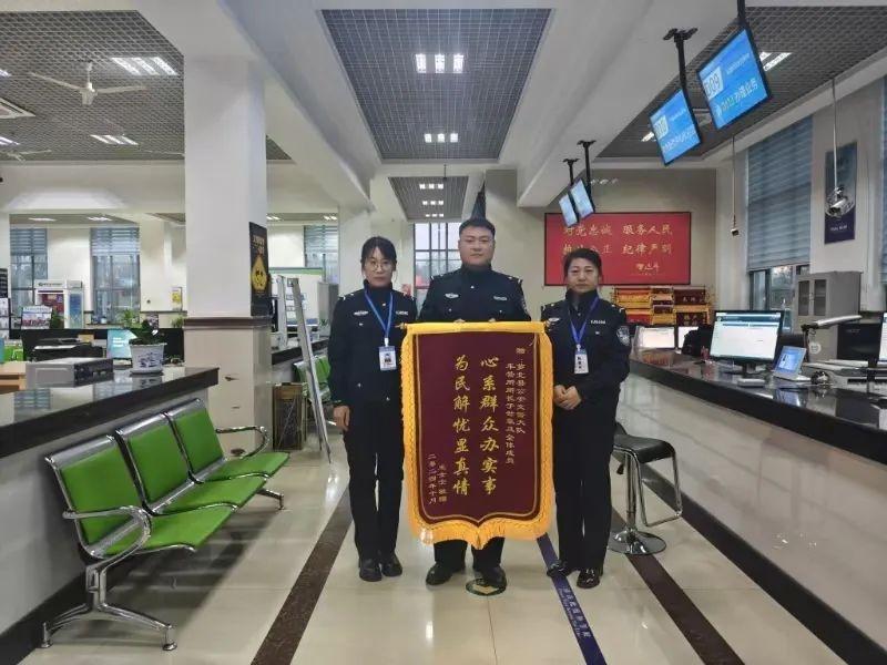 龙警故事：那些藏于星辰月下的情感，为何能照亮行者的路？  第2张