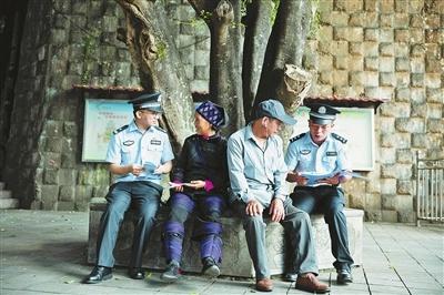 一老一小法治宣传活动，民辅警耐心解答群众疑问
