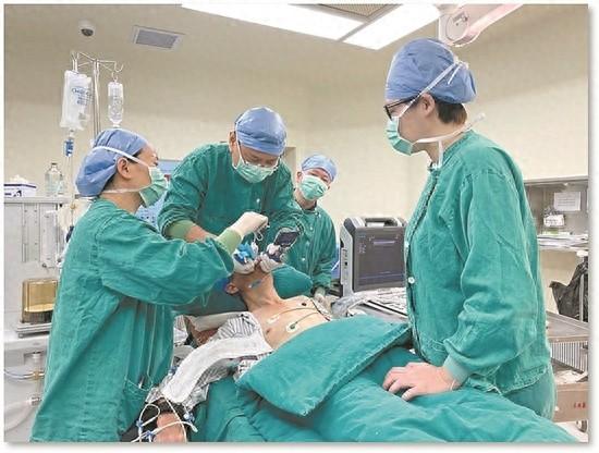 麻醉医生竟像人形监护仪，守护患者生命一刻不停