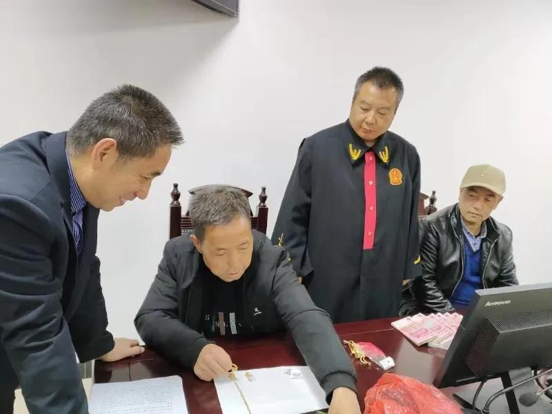 用脚步丈量民情，用庭审弘扬法治！这位政法楷模你认识吗？  第3张