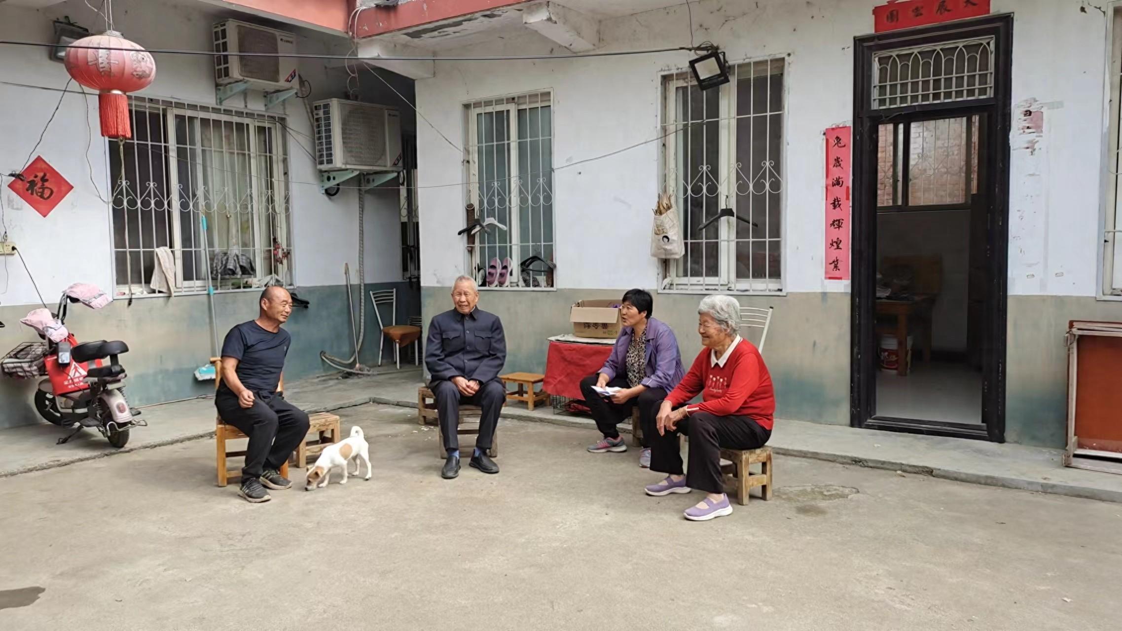 金秋十月，驿城区古城街道朱楼寨社区工作人员敲门行动，诠释敬老爱老