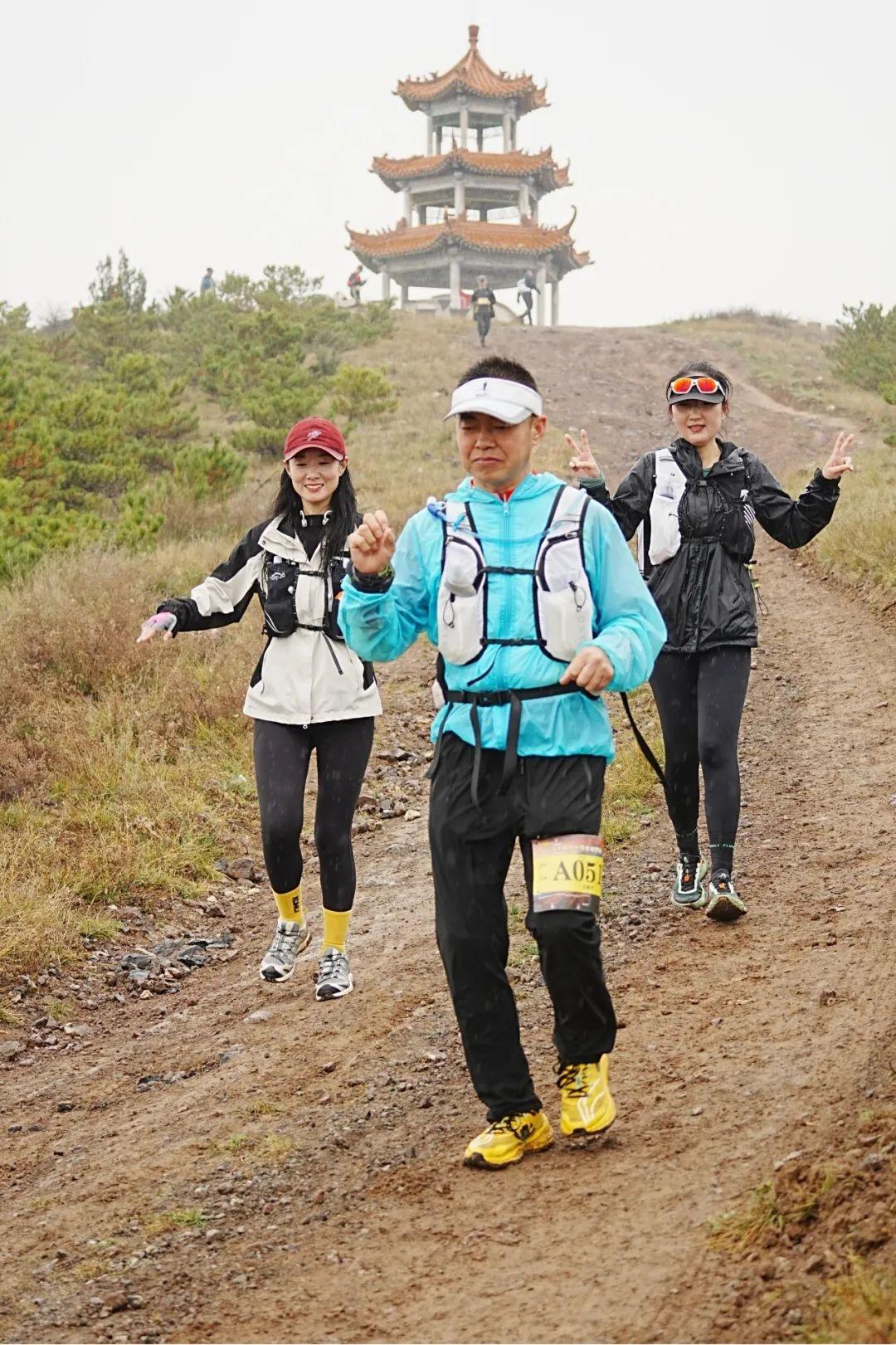 近千名越野跑者齐聚大同火山群，雨中激情开赛  第3张