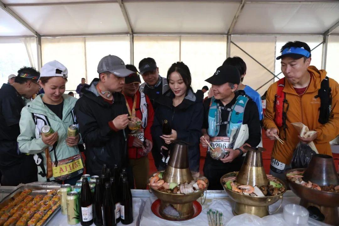 近千名越野跑者齐聚大同火山群，雨中激情开赛  第5张