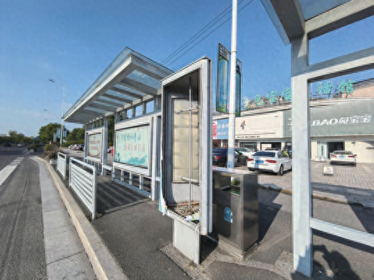 公交线路图不翼而飞，市民赶高铁差点误车