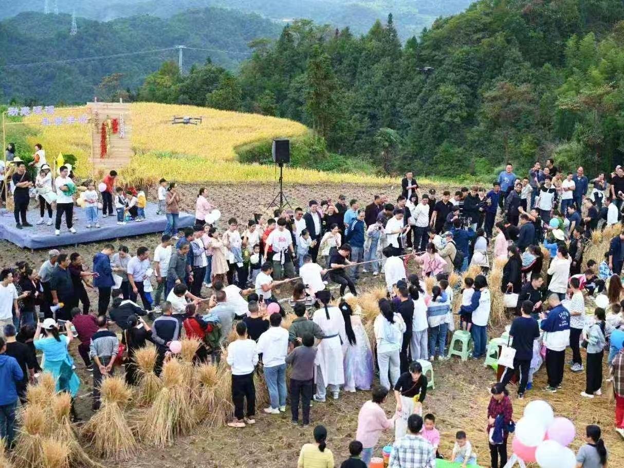 丰收运动会热闹非凡，反邪教宣传走进群众，小朋友们踊跃参与  第2张