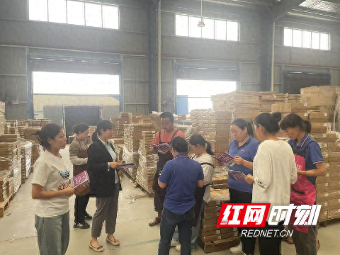 溆浦县人社局深入工业园，为 50 余家企业解读流动人员人事档案政策  第1张