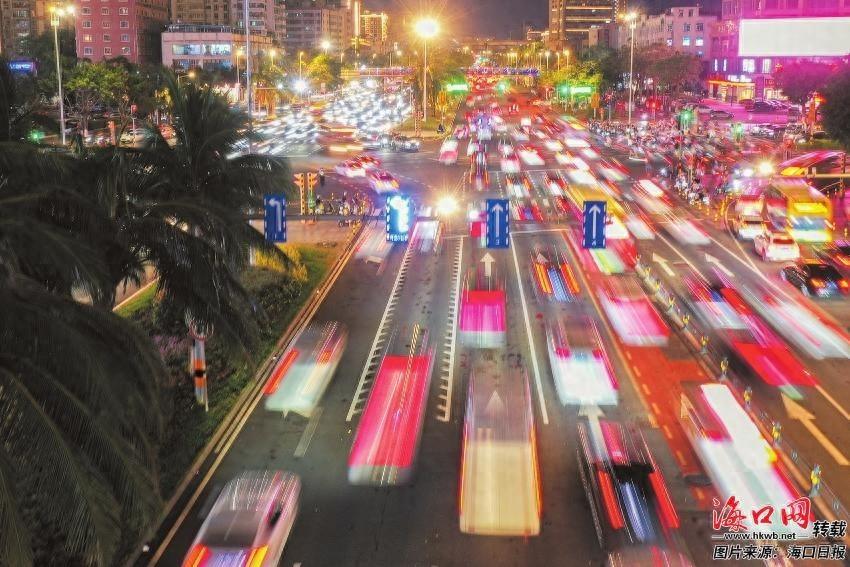 海口 13 个可变车道路口加装指示标牌，LED 灯亮起，驾驶员们要注意了  第1张