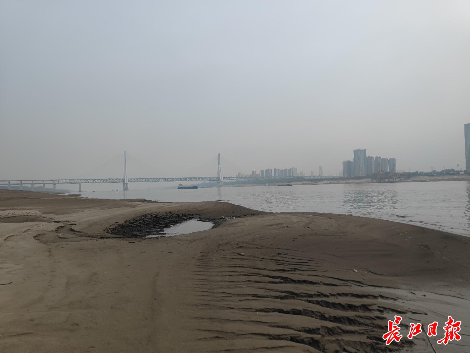 长江水位创历史新低，江底竟现神秘马路  第3张