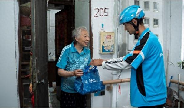 养老服务新突破！饿了么外卖骑手竟成老人救命恩人  第1张