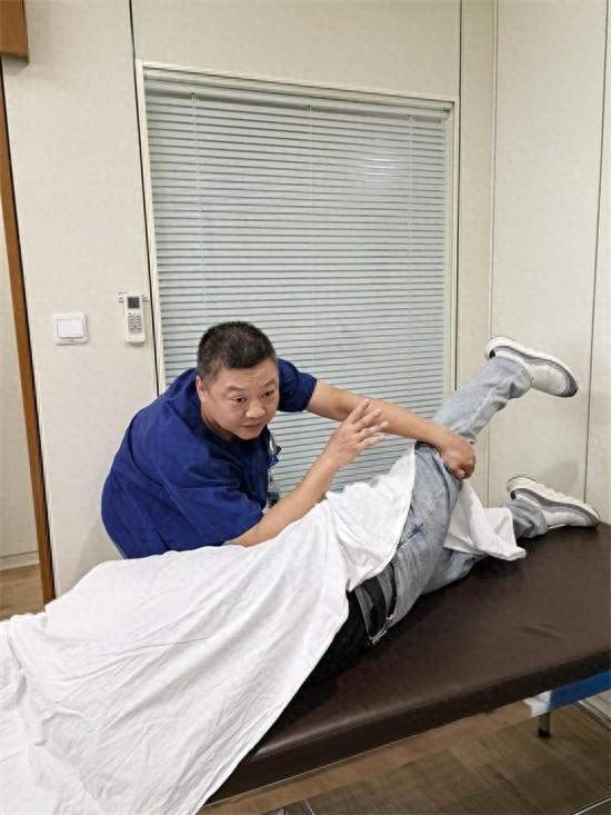 男子坐火车卧铺后竟无法站立，原因竟然是  第1张