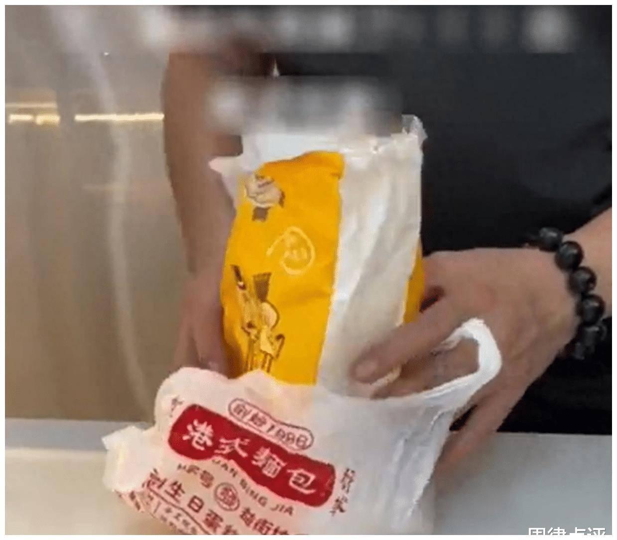 女子买面包次日发霉，店家称没添加防腐剂，网友：这绝对是面包有问题  第3张