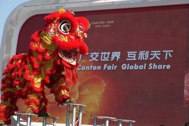 第 136 届广交会开幕！舞龙舞狮引外商运镜拍不停，万商云集汇聚全球人气  第2张